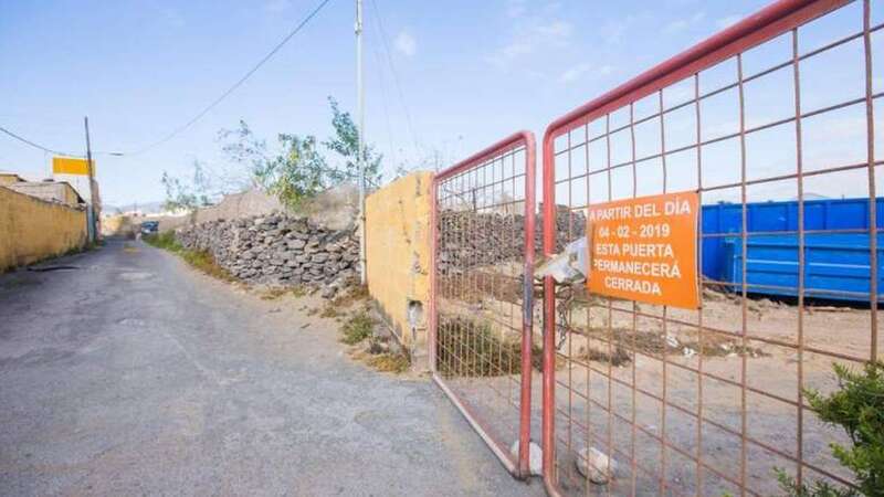 Vista de la calla Alcalde Álvarez Mayor y paso cortado por la cooperativa de los taxistas, en Callejón del Castillo (Foto Borja Suárez/C7)